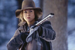 <b>«Холодная гора» (2003)</b><br>
В этой драме, действие которой происходит в США времен Гражданской войны, Зеллвегер досталась роль второго плана — ее героиня по имени Руби Тьюс, бойкая и хозяйственная девушка, помогает не умереть от голода хозяйке имения Аде (Николь Кидман).
