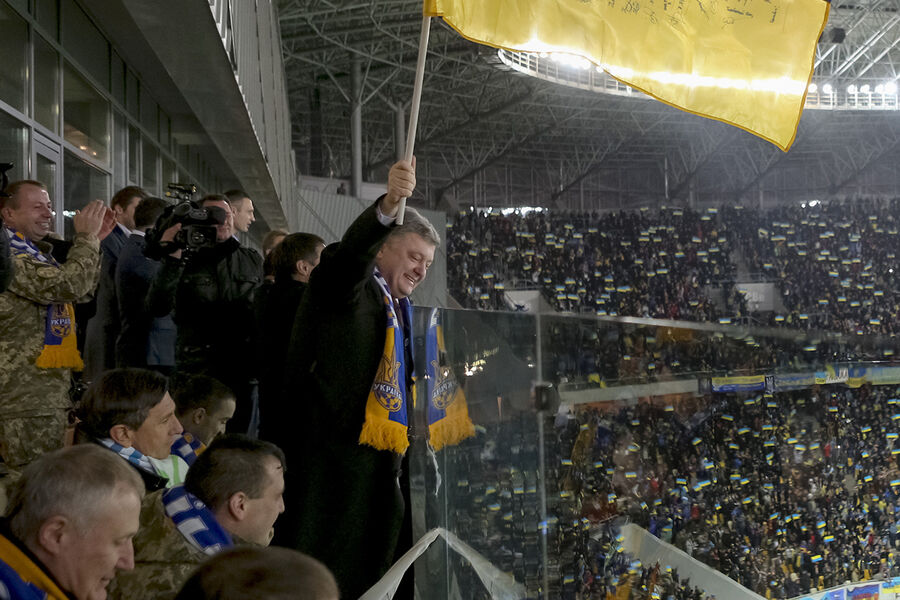 Президент Украины Петр Порошенко размахивает украинским флагом во время матча Евро-2016 между&nbsp;Украиной и Словенией во Львове, Украина, 14&nbsp;ноября 2015&nbsp;года