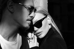 <b>Матвей Сафонов и Марина Кондратюк</b>
<br><br>
Вратарь французского ПСЖ Матвей Сафронов познакомился со своей нынешней супругой в самолете — Марина Кондратюк работала стюардессой на рейсах “Краснодара”, за который спортсмен ранее выступал. По слухам, именно Кондратюк стала причиной развода Сафронова с первой женой Анастасией Казачек (супруги были вместе с 2015 года, а в 2021-м у них родилась дочь Майя). Об отношениях футболиста с новой возлюбленной стало известно в 2022 году, однако свадьбу пара сыграла лишь в 2025-м — молодые люди расписались в российском консульстве в Париже. Несмотря на то что Сафронов уже больше года проживает во Франции, он продолжает судиться с бывшей женой из-за алиментов.
