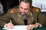 Фидель Кастро делает запись в Книге почетных гостей Главного архитектурно-планировочного управления Москвы, 1986 год