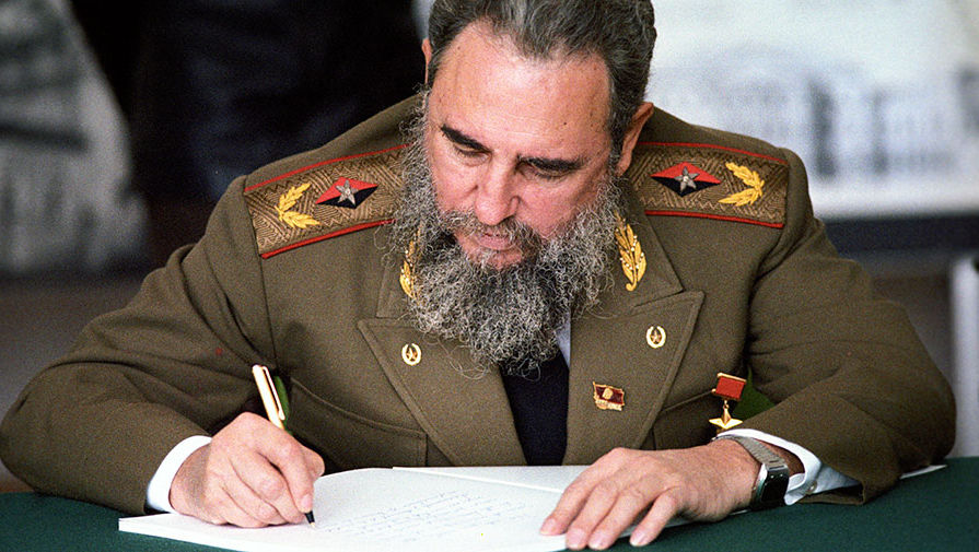 Фидель Кастро делает запись в Книге почетных гостей Главного архитектурно-планировочного управления Москвы, 1986 год