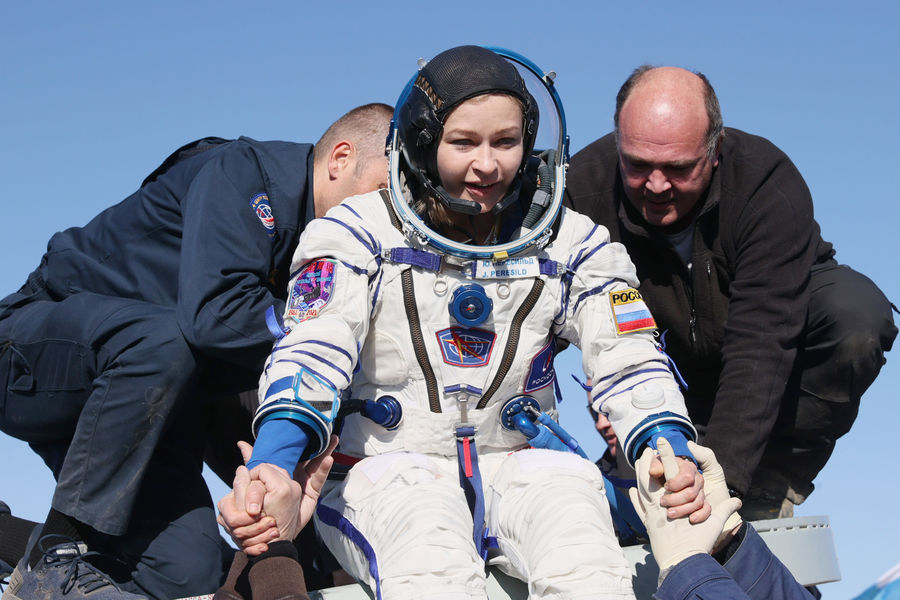Актриса Юлия Пересильд после посадки спускаемого аппарата транспортного пилотируемого корабля &laquo;Союз МС-18&raquo;, 17&nbsp;октября 2021&nbsp;года