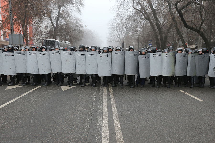 Сотрудники правоохранительных органов во время акции протестов в&nbsp;Алматы, Казахстан, 5&nbsp;января 2022&nbsp;года