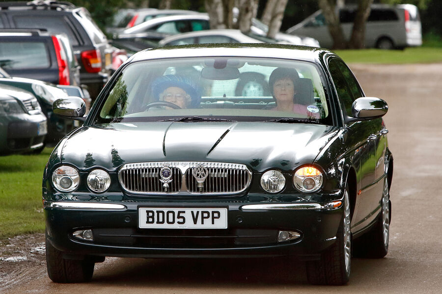 Королева Елизавета II за&nbsp;рулем автомобиля Daimler Jaguar, 2007&nbsp;год
