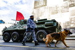 Бронетранспортер БТР-82А на Тверской улице перед началом генеральной репетиции парада, посвященного 79-й годовщине Победы в Великой Отечественной войне, на Красной площади, 5 мая 2024 года