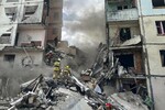 Спасатели МЧС РФ разбирают завалы на месте обрушения подъезда в жилом доме в Белгороде, 12 мая 2024 года