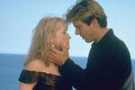 <b>«Открытки с края бездны» (1990)</b>
<br><br>
Сценарий для этой комедийной драмы написала актриса Кэрри Фишер — история получилась отчасти автобиографической. Главная героиня, актриса Сьюзан Вейл, срывает съемки фильма из-за пристрастия к наркотикам, попадает в реабилитационный центр, выясняет отношения с матерью — известной певицей, заводит роман с продюсером, который оказывается ей неверен… Роль артистки, переживающей все эти перипетии, досталась Мэрил Стрип, а ее мать сыграла Ширли Макклейн.