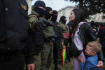 Сотрудники силовых структур Белоруссии и участница акции в поддержку Марии Колесниковой в Минске, 8 сентября 2020 года