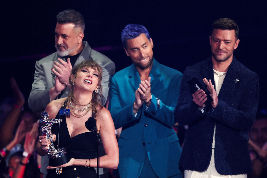 Певица Тейлор Свифт и бывшие солисты группы NSYNC Джоуи Фатон, Лэнс Бас и Джастин Тимберлейк на&nbsp;церемонии вручения наград MTV Video Music Awards 2023, 13&nbsp;сентября 2023&nbsp;года 