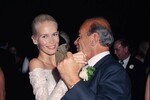 В 2002 году Клаудия Шиффер вышла замуж за британского режиссера Мэттью Вона. Пара приобрела тюдоровский замок XVI века Колдхэм-Холл в графстве Суффолк. В 2014 году в имении произошел пожар, в результате которого сгорели несколько отдельных зданий, но сам замок не пострадал.
<br><br>На фото: Клаудия Шиффер с отцом во время свадьбы