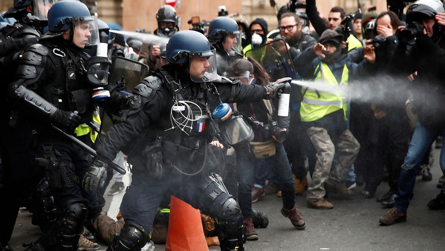 Участники акции протеста движения автомобилистов &laquo;желтые жилеты&raquo; в&nbsp;Париже, 15 декабря 2018 года