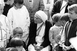 Мать Тереза общается с детьми в немецком городе Бонн, 1986 год