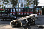 Сожженные автомобили в центре города после акций протеста, 7 октября 2020 года