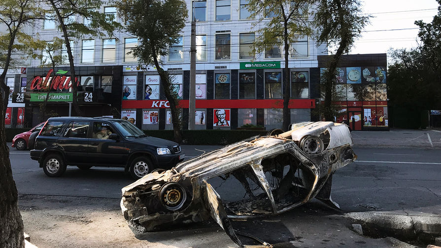 Сожженные автомобили в центре города после акций протеста, 7 октября 2020 года