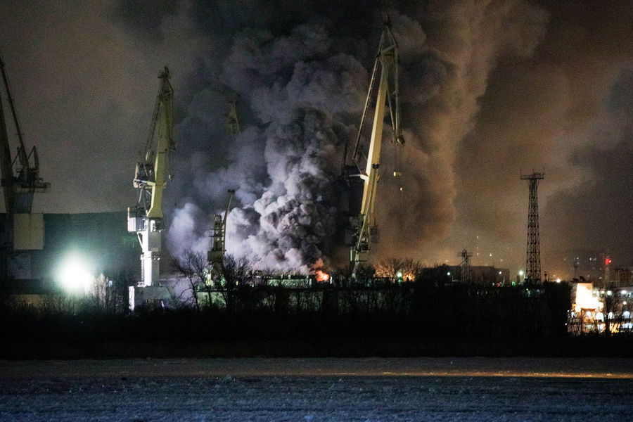 Пожар на&nbsp;строящемся военном корабле на&nbsp;территории завода &laquo;Северная Верфь&raquo;