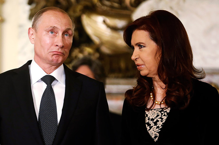 Президент России Владимир Путин и президент Аргентины Кристина Фернандес де Киршнер во время церемонии встречи во дворце &laquo;Каса Росада&raquo; в&nbsp;Буэнос-Айресе