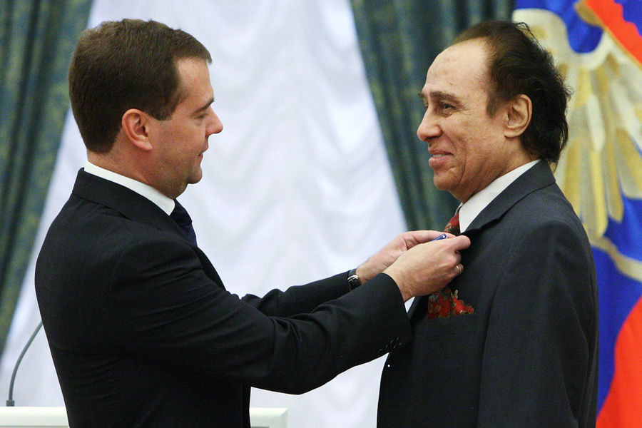Президент РФ Дмитрий Медведев во время вручения ордена Почета художественному руководителю Московского музыкально-драматического цыганского театра &laquo;Ромэн&raquo; Николаю Сличенко на&nbsp;церемонии награждения в&nbsp;Екатерининском зале Кремля, 2010&nbsp;год