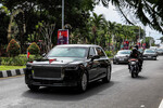 <b>Си Цзиньпин — Hongqi N501</b>
<br>
Генеральный секретарь ЦК Коммунистической партии Китая Си Цзиньпин вслед за предшественником Ху Цзиньтао использует в своих поездках лимузины марки люксового бренда Hongqi, а именно — Hongqi N501. Информация об этом автомобиле еще более закрытая, чем о машинах других лидеров стран, зато известна его приблизительная цена – около $760 тыс.
