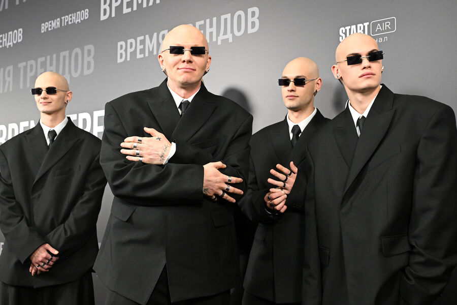 Стилист, блогер, телеведущий Гоша Карцев (второй слева) на музыкальной премии «Жара Media Awards 2025» в концертном зале «Live Арена» в Московской области, 30 октября 2025 года