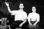 Андрей Пчелка — заслуженный артист РСФСР Юрий Яковлев, Таисия — Ирина Бунина в сцене из спектакля «Стряпуха замужем» по одноименной комедии Анатолия Софронова, 1961 год