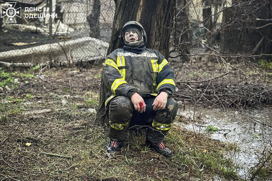 Сотрудник МЧС Украины после попадания ракеты в&nbsp;жилой дом в&nbsp;Одессе, 15&nbsp;марта 2024&nbsp;года