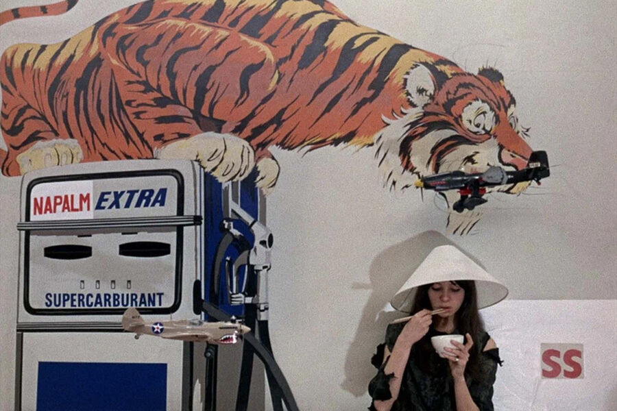 <b>«Китаянка» (1967) </b><br><br>
В&nbsp;свой «маоистский» период Годар снял, в&nbsp;частности, картину-манифест &laquo;Китаянка&raquo;. Сценарий фильма написала актриса, внучка писателя Франсуа Мориака и потомок русских князей Вяземских Анна Вяземски: на&nbsp;ближайшие 12&nbsp;лет она станет женой режиссера. «Русский след» здесь еще и в&nbsp;том, что это вольная интерпретация романа Достоевского «Бесы».<br><br>
По&nbsp;сюжету студентка, читающая работы Мао, спорит с&nbsp;дядей-коммунистом. Картина в&nbsp;прокате провалилась, но обрела статус культовой.
