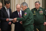 Президент России Владимир Путин, министр обороны Сергей Шойгу и глава Генштаба Валерий Герасимов во время представления президента Сирии Башара Асада руководящему составу Минобороны и Генерального штаба ВС России в&nbsp;Сочи, 20&nbsp;ноября 2017&nbsp;года
