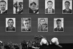 Цветы, возложенные у телевизионного центра «Останкино» к фотографиям журналистов, погибших при крушении самолета Минобороны РФ Ту-154 у побережья Черного моря в Сочи, 2016 год. На фото: журналисты Первого канала Дмитрий Рунков, Вадим Денисов и Александр Сойдов, журналисты телеканала НТВ Михаил Лужецкий, Евгений Толстов и Олег Пестов, журналисты телеканала «Звезда» Валерий Ржевский и Александр Суранов и корреспондент телеканала «Звезда» Павел Обухов