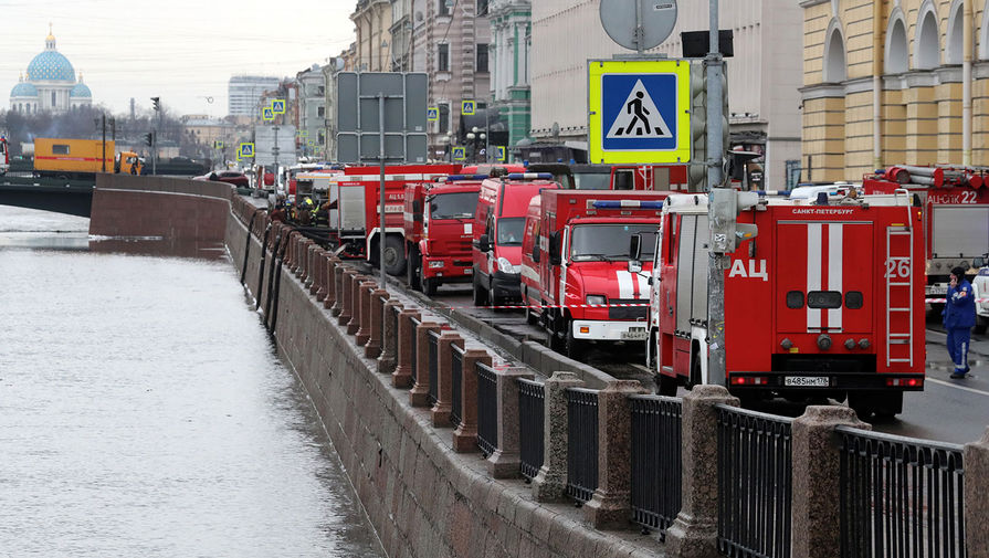 Автомобиль специальных служб на&nbsp;набережной реки Фонтанки, где в&nbsp;здании &laquo;Лениздата&raquo; произошел пожар