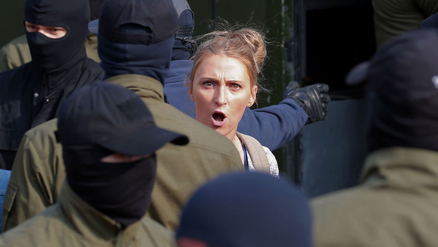 Сотрудники правоохранительных органов задерживают участницу &laquo;Женского марша&raquo; на&nbsp;площади Свободы, 12 сентября 2020 года