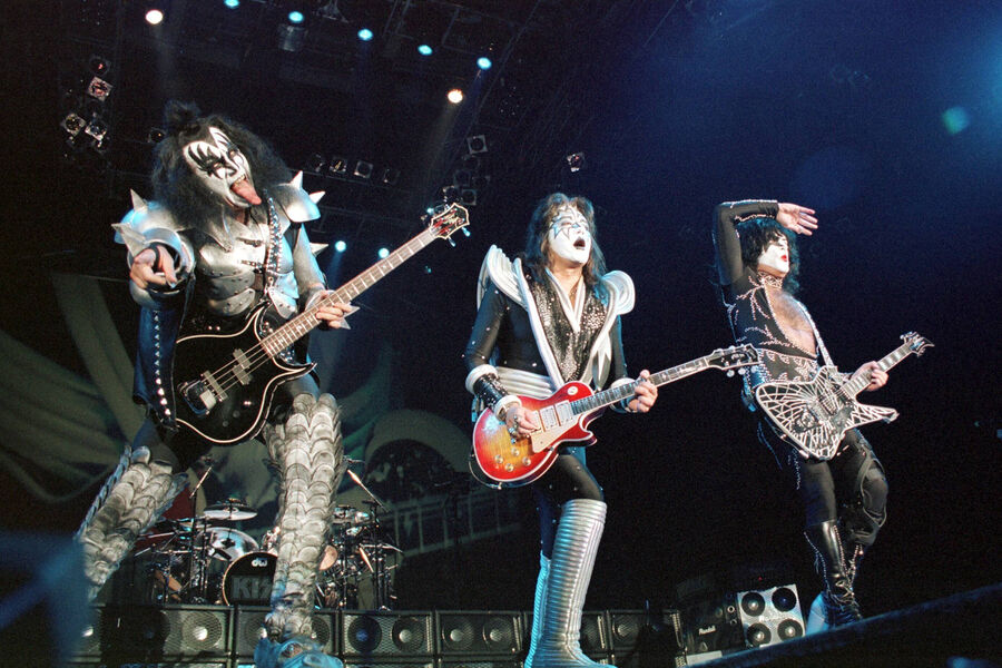 Группа Kiss: Джин Симмонс, Эйс Фрейли и Пол Стэнли во время концерта, 07&nbsp;марта 1999&nbsp;года