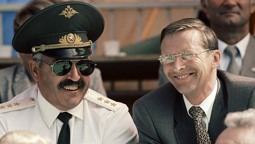 Министр обороны РФ Сергей Иванов (справа) и командующий ВДВ РФ, генерал-полковник Георгий Шпак (слева) на военно-спортивном празднике на аэродроме Тушино, посвященном 71-й годовщине ВДВ РФ, 2001 год