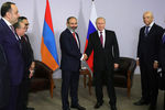 Президент России Владимир Путин и премьер-министр Армении Никол Пашинян во время встречи, 14 мая 2018 года