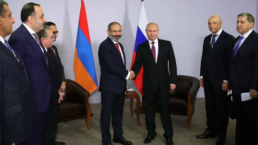 Президент России Владимир Путин и премьер-министр Армении Никол Пашинян во время встречи, 14 мая 2018 года