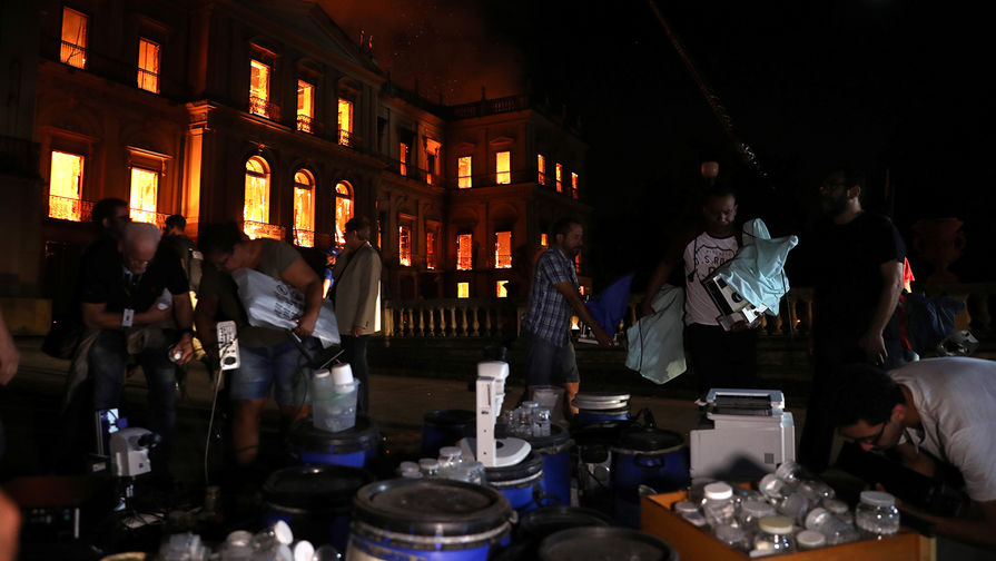 Люди спасают экспонаты из&nbsp;Национального музея Бразилии в&nbsp;Рио-де-Жанейро