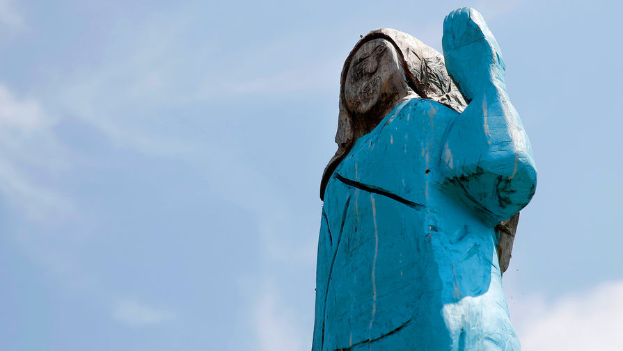 Скульптура Меланьи Трамп на&nbsp;окраине её родного города Севницы, 7 июля 2019 года