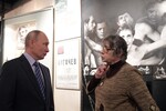 Президент РФ Владимир Путин и Людмила Абрамова во время посещения культурного центра-музея «Дом Высоцкого на Таганке», 2018 год