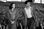 <b>«Маэстро», Брэдли Купер (США)</b>
<br><br>
Режиссером, сценаристом, продюсером и исполнителем главной роли в байопике «Маэстро» стал Брэдли Купер. В соавторстве с Джошем Сингером он написал сценарий по биографии композитора Леонарда Бернстайна. Продюсерами фильма также стали Мартин Скорсезе, Стивен Спилберг и Тодд Филлипс. В центре сюжета «Маэстро» — история любви Бернстайна и актрисы Фелиции Монтеалегре (Кэри Маллиган).
