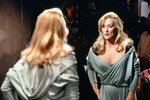 <b>«Смерть ей к лицу» (1992)</b>
<br><br>
Здесь Мэрил Стрип продемонстрировала дар комической актрисы в полной мере — вместе с коллегами по съемочной площадке Голди Хоун и Брюсом Уиллисом. Стрип сыграла в картине известную актрису Мэдлин Эштон, которая отбила у подруги-писательницы Хелен Шарп жениха, пластического хирурга по имени Эрнест. Проходят годы, Хелен пережила депрессию, практически возродилась к новой жизни и прекрасно выглядит, а Эрнест, теперь уже бывший хирург, только раздражает Мэдлин.
<br><br>
Секрет красоты бывшей подруги оказался в таинственном эликсире, который принимает актриса. Выясняется, что эликсир работает и после смерти.
<br><br>
Режиссером картины стал Роберт Земекис, прославившийся франшизой «Назад в будущее». Хотя здесь речь о будущем не шла, фильм оказался технически сложным из-за визуальных эффектов. За них картина и получила свой «Оскар».
