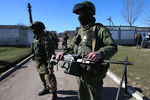 Военнослужащие в форме без опознавательных знаков у военной базы в селе Перевальное в Крыму 