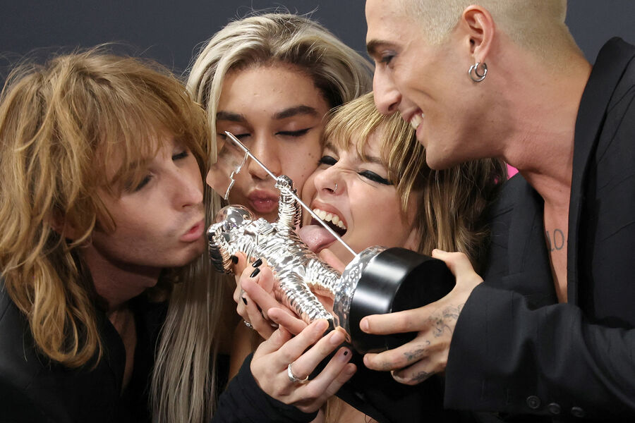 Рок-группа Maneskin с&nbsp;наградой за&nbsp;лучшее рок-видео на&nbsp;церемонии вручения наград MTV Video Music Awards 2023, 13&nbsp;сентября 2023&nbsp;года 