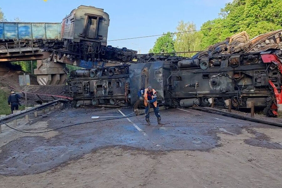 На&nbsp;месте обрушения моста с&nbsp;грузовым поездом на&nbsp;автодорогу в&nbsp;Курской области, 1&nbsp;июня 2025&nbsp;года