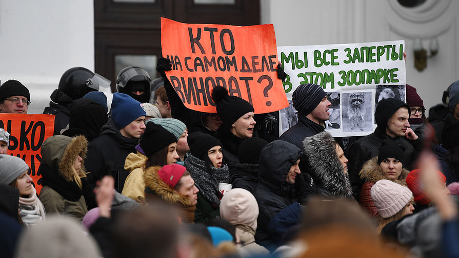 Жители Кемерово во время акции в&nbsp;память о&nbsp;погибших при&nbsp;пожаре в&nbsp;ТЦ &laquo;Зимняя вишня&raquo;, 27 марта 2018 года