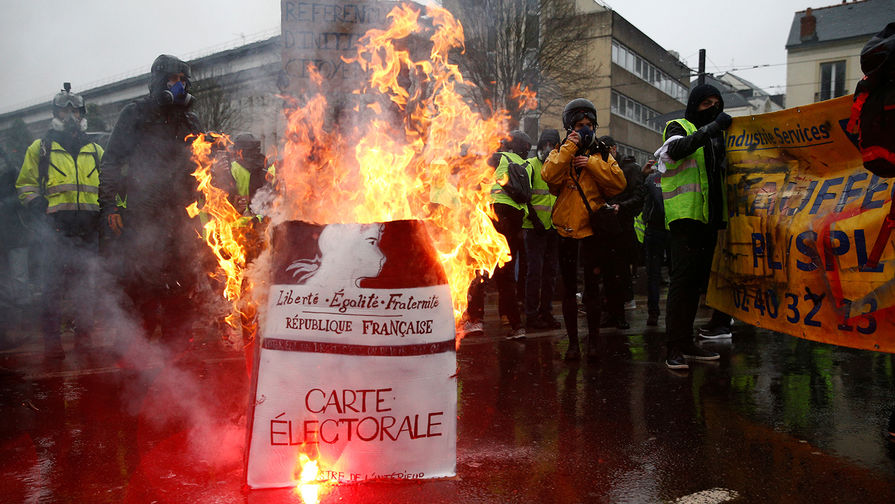 Участники акции протеста движения автомобилистов &laquo;желтые жилеты&raquo; в&nbsp;Париже, 15 декабря 2018 года