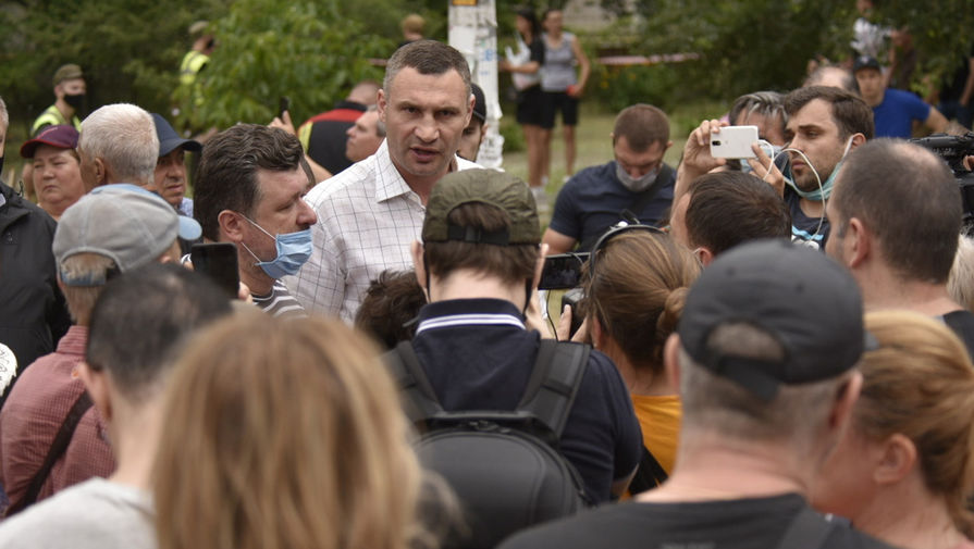 Мэр города Виталий Кличко на&nbsp;месте взрыва жилого девятиэтажного дома, 21 июня 2020 года