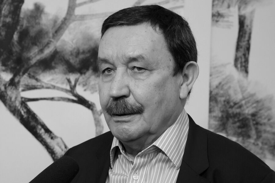 <b>Вадим Абдрашитов (19 января 1945 &mdash; 12&nbsp;февраля 2023) </b>&mdash; советский и российский кинорежиссер и педагог. Народный артист РФ. В&nbsp;числе наиболее известных работ режиссера «Парад планет» 1984&nbsp;года с&nbsp;Олегом Борисовым и Александром Жарковым в&nbsp;главных ролях, сюрреалистическая драма «Армавир» 1991&nbsp;года. Последней работой Вадима Абдрашитова стала любовная драма 2003&nbsp;года «Магнитные бури» с&nbsp;Максимом Авериным и Викторией Толстогановой.
