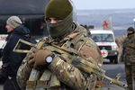 Военнослужащий СБУ во время обмена пленными между Киевом и самопровозглашенной Луганской народной республикой у КПП «Майорск» на линии разграничения, 27 декабря 2017 года