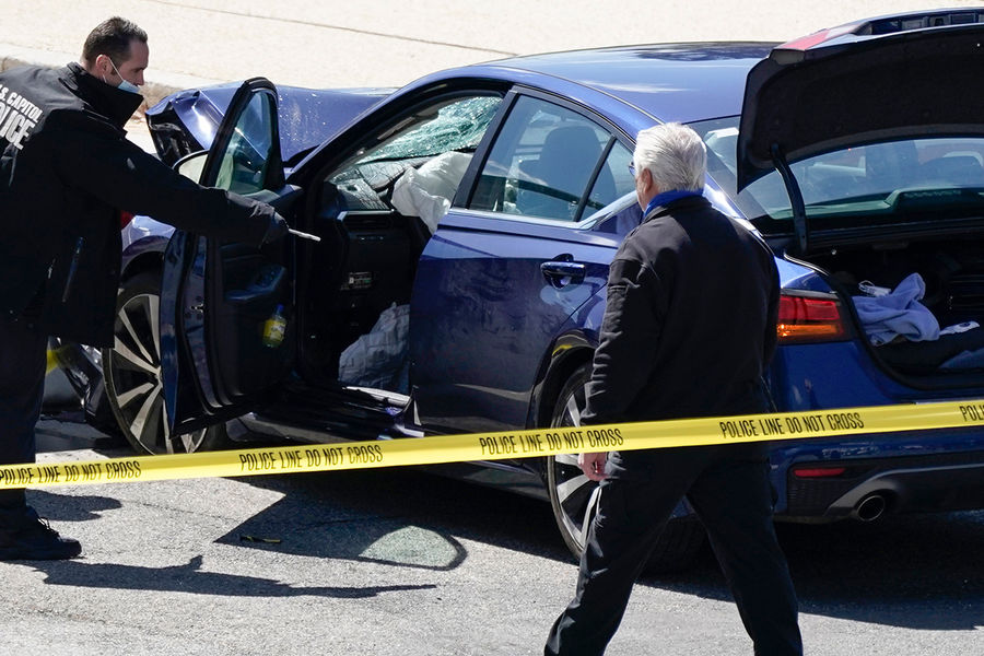 Сотрудники полиции на&nbsp;месте инцидента около&nbsp;Капитолия в&nbsp;Вашингтоне, 2&nbsp;апреля 2021&nbsp;года