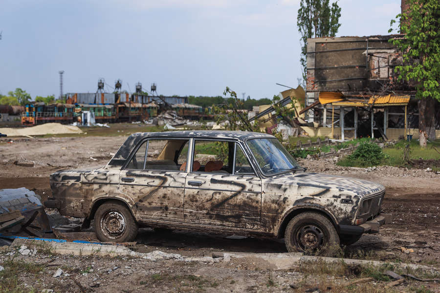 Поврежденный автомобиль на&nbsp;одной из&nbsp;улиц города, 9&nbsp;мая 2022&nbsp;года