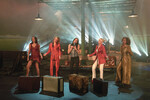 Музыкальная группа Spice Girls (Виктория Бекхэм — Posh Spice, Джери Холлиуэлл — Ginger Spice, Мелани Си — Sporty Spice, Мел Би — Scary Spice, Эмма Бантон — Baby Spice) во время выступления в Мангейме, Великобритания, 13 декабря 1997 года